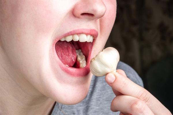 5 راه حل ساده و کاربردی برای از بین بردن بوی سیر از دهان