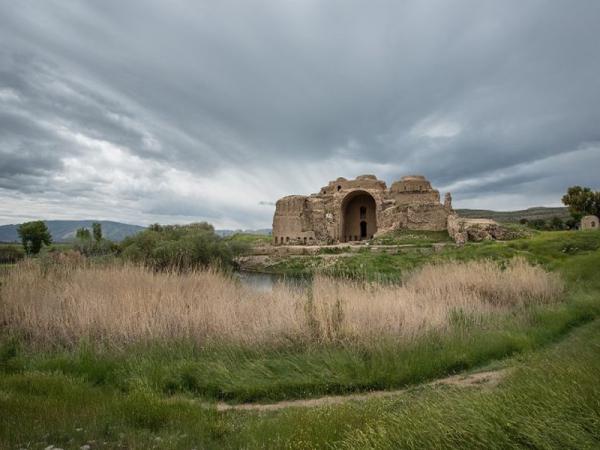 آشنایی با جاذبه منحصر به فرد کاخ اردشیر بابکان یا آتشکده فیروز آباد